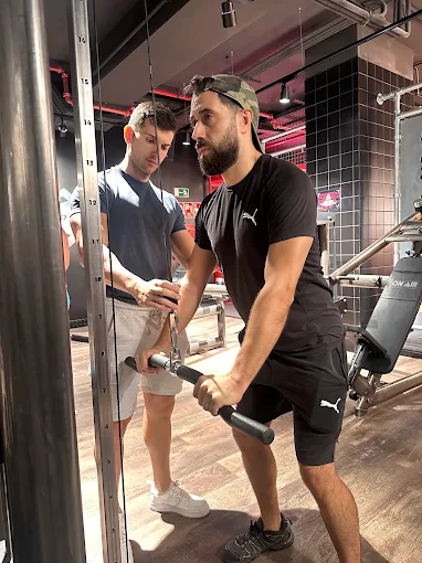 Sergio guiando a un cliente en el entrenamiento